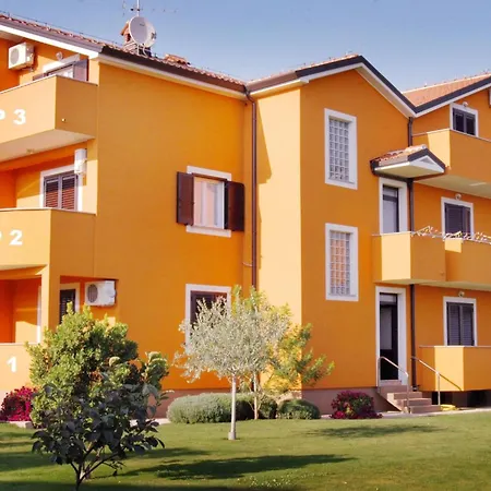With Terrace And Garden Access Apartman *